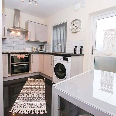 No25-Luxe Living Guest House- 2 Bed-Wifi-Free Parking-City- Beach Суонзи Екстериор снимка