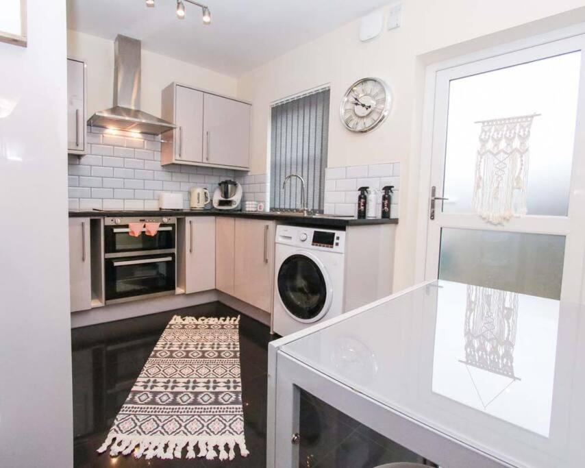 No25-Luxe Living Guest House- 2 Bed-Wifi-Free Parking-City- Beach Суонзи Екстериор снимка