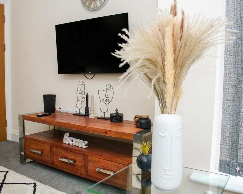 No25-Luxe Living Guest House- 2 Bed-Wifi-Free Parking-City- Beach Суонзи Екстериор снимка