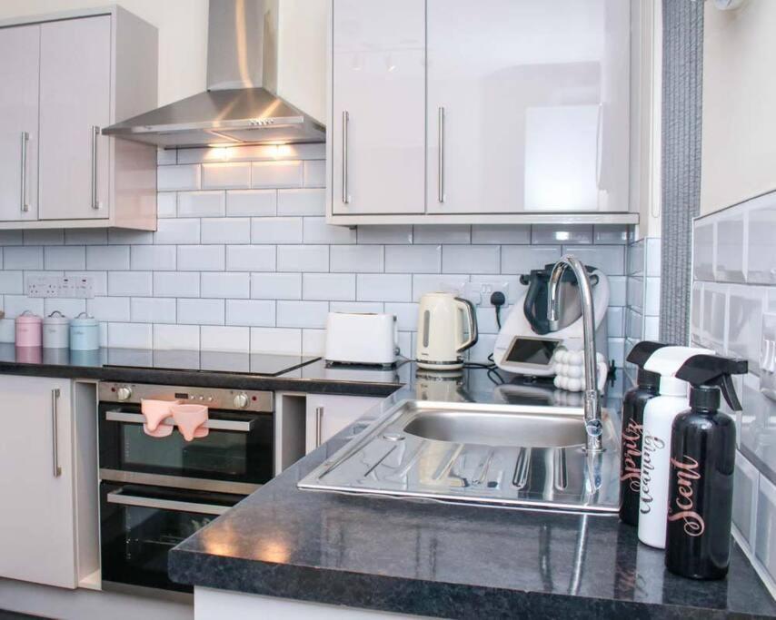 No25-Luxe Living Guest House- 2 Bed-Wifi-Free Parking-City- Beach Суонзи Екстериор снимка